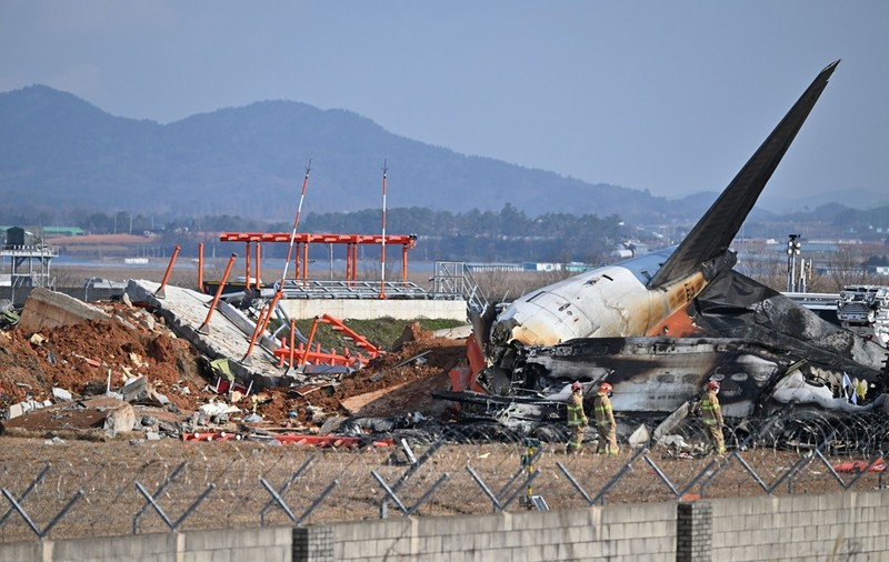 Un avion de pasageri s-a prăbușit în Coreea de Sud și s-a lovit de un zid. O explozie la unul dintre motoare, surprinsă de un martor