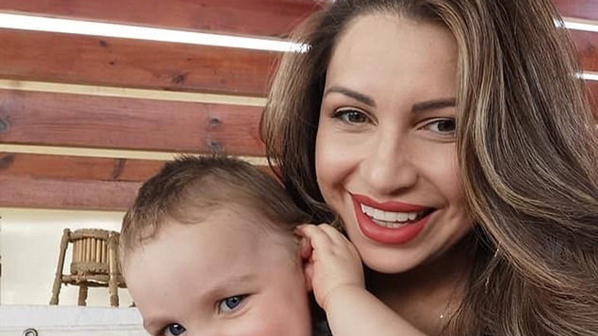 Un copil de 17 luni n-a fost primit într-un avion! Motivul halucinant pentru care micuțul și mama lui au fost dați jos din aeronavă