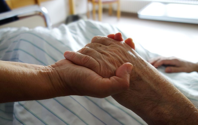 Un bărbat bolnav de Parkinson a ales sinuciderea asistată, în premieră pentru Italia, în Toscana
