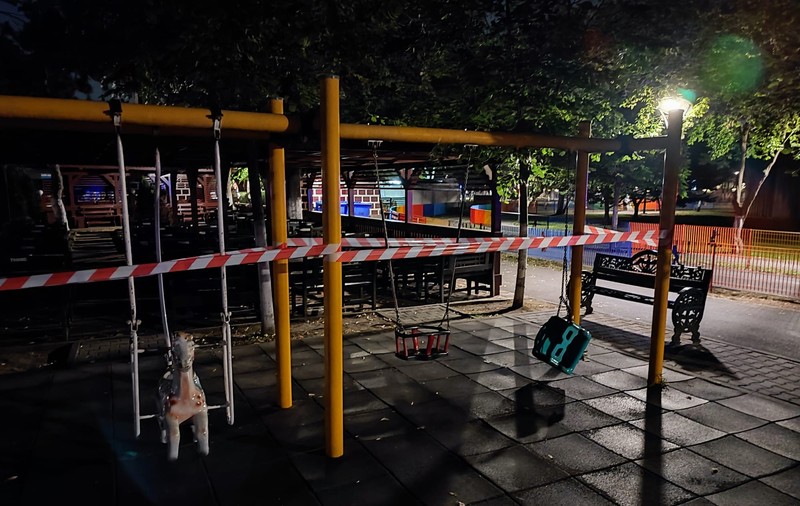 O fetiță de 8 ani a ajuns la spital, după ce leagănul în care se dădea s-a rupt, într-un parc din sectorul 4