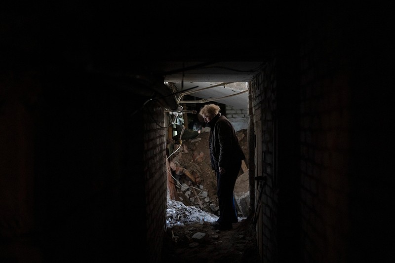 O bombă a avariat puternic subsolul unei clădiri rezidențiale din Lîman, ucigând, potrivit rezidenților, o fetiță de 8 ani, în timpul unui atac rusesc. Foto: Profimedia