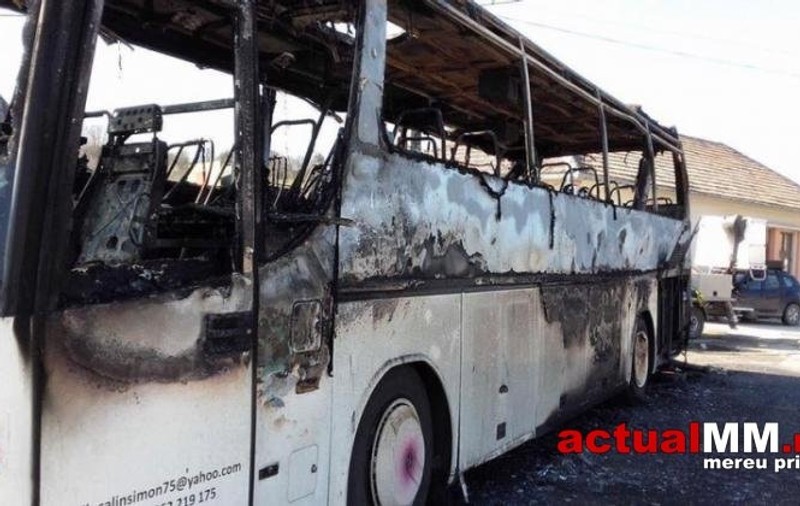 Incendiu în Pasul Mesteacăn, județul Maramureș. Un autocar, în care se aflau zeci de elevi, a luat foc