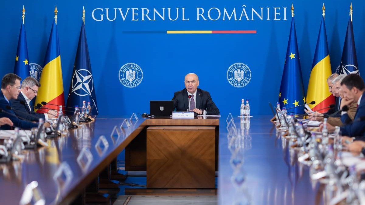 Premierul Ilie Bolojan alături de miniștrii din Cabinetul său la o ședință de Guvern la Palatul Victoria