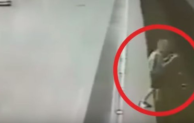 Un băiețel a căzut pe linia de metrou  în Rusia în timp ce se uita în telefonul mobil