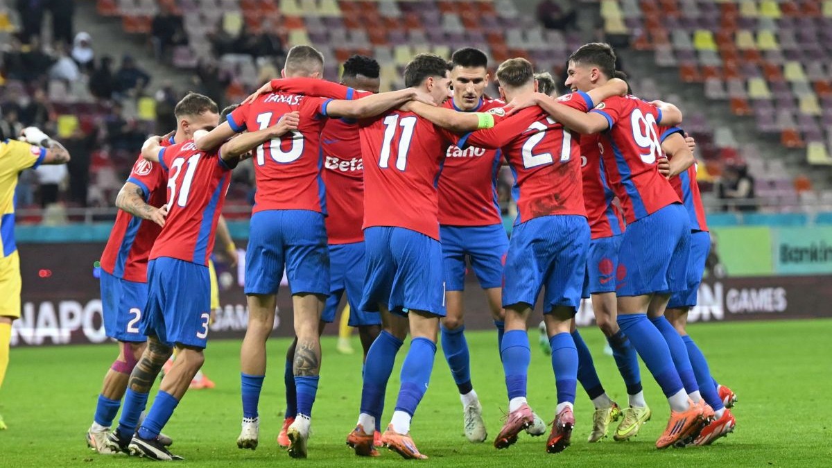 Fotbalistii ros-albastrii printre care David Raul Miculescu, Daniel Graovac si Alexandru Constantin Stoian se bucura dupa un gol marcat in meciul dintre FCSB si Petrolul Ploiesti, contand pentru Superliga Superbet, desfasurat pe Arena Nationala din Bucuresti, sambata 22 noiembrie 2025. © FOTO:Razvan Pasarica/SPORT PICTURES