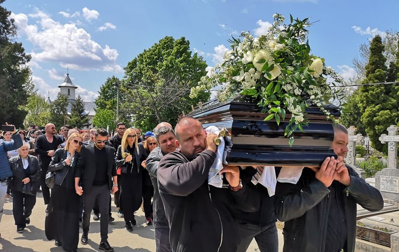 Ce s-a întâmplat cu sicriul lui Răzvan Ciobanu în drum spre locul de veci | FOTO