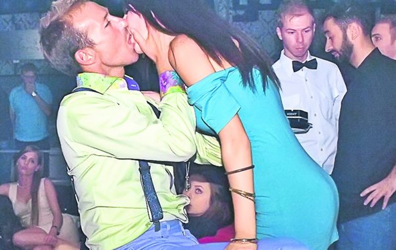 Aşa se distrează Mazăre în club