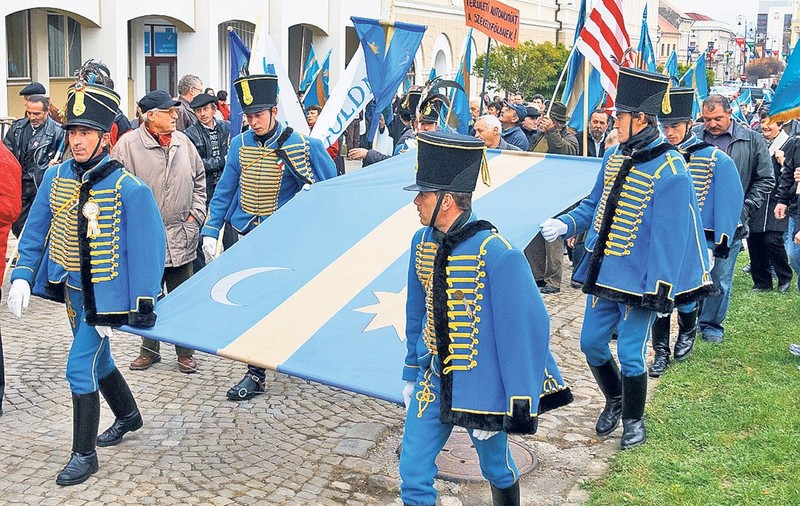 Semjen Zsolt, vicepremierul Ungariei, a fluturat steagul secuiesc în România