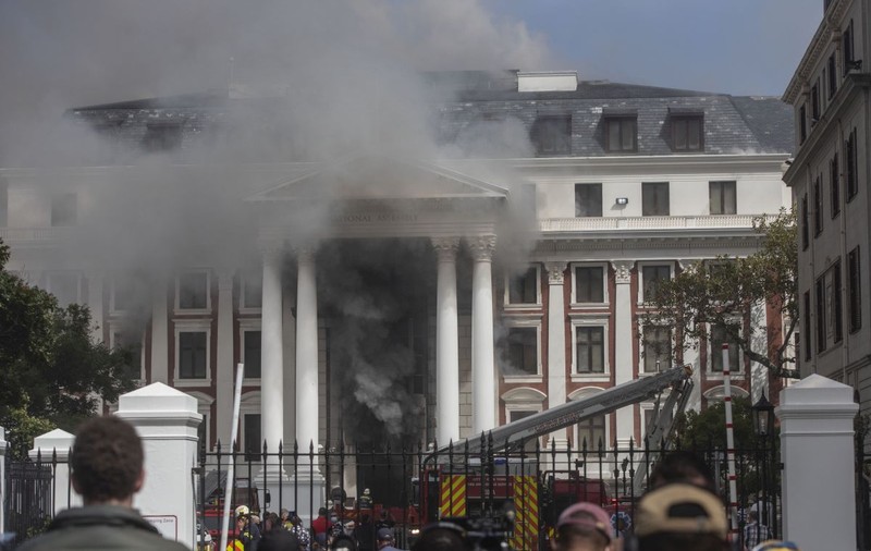Un bărbat este acuzat de incendiere și furt în urma focului care a distrus parțial clădirea Parlamentului din Cape Town