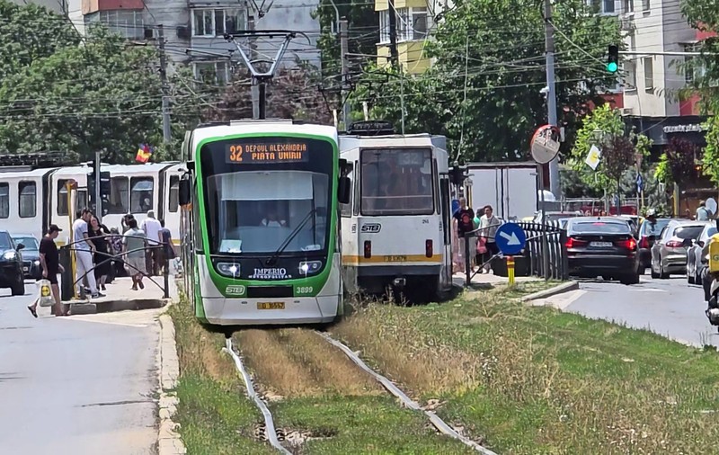 Tramvaiul care „dansează” pe șine. Cum arată una dintre cele mai aglomerate linii din București