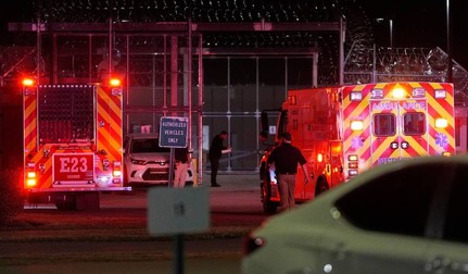 Christa Pike a fost preluată de o ambulanță și transportată la spital, după ce a supraviețuit execuției prin injecție letală. Sursă foto: Profimedia Images