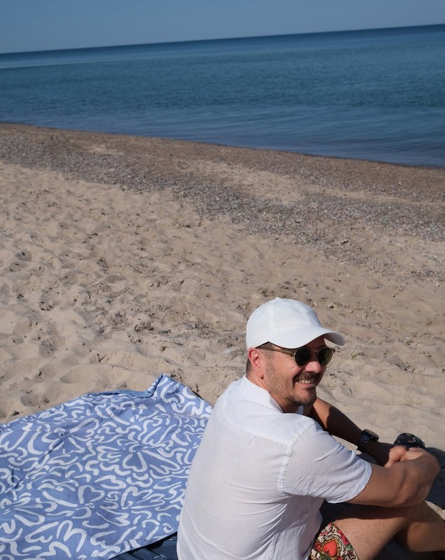 Cine sunt vedetele care au mers la plajă cu prosopul și mâncare la pachet: „Să scapi de gălăgia turismului de august”