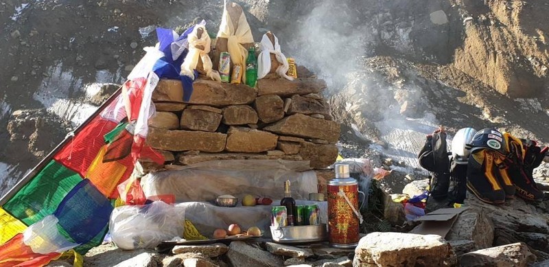 În timpul ceremoniei puja se pun ofrandă zeilor băuturi și mâncare. Foto: Facebook Horia Colibasanu