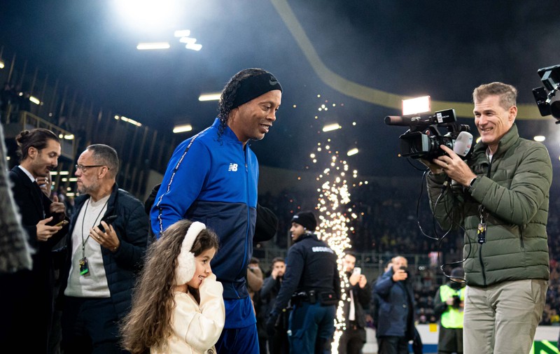 Ronaldinho a petrecut până la 5.00 într-un club de noapte și a întârziat la meciul de gală cu legendele Elveției: „Și mahmur, și cu burtă, tot a făcut show la Lucerna”