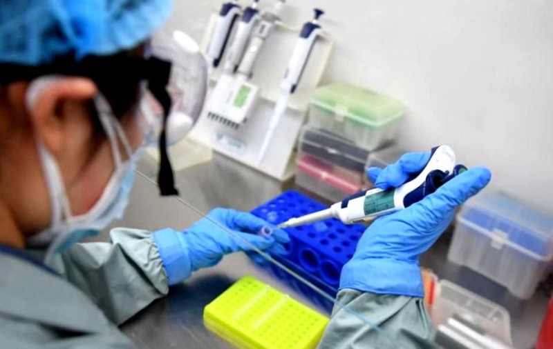 Oamenii de știință au identificat o nouă tulpină de coronavirus ce pare să fie mai contagioasă decât versiunile anterioare