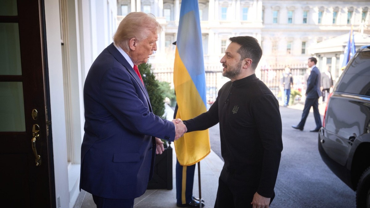 Donald Trump dă mâna cu Volodimir Zelenski în momentul sosirii președintelui ucrainean la Casa Albă Foto: Profimedia
