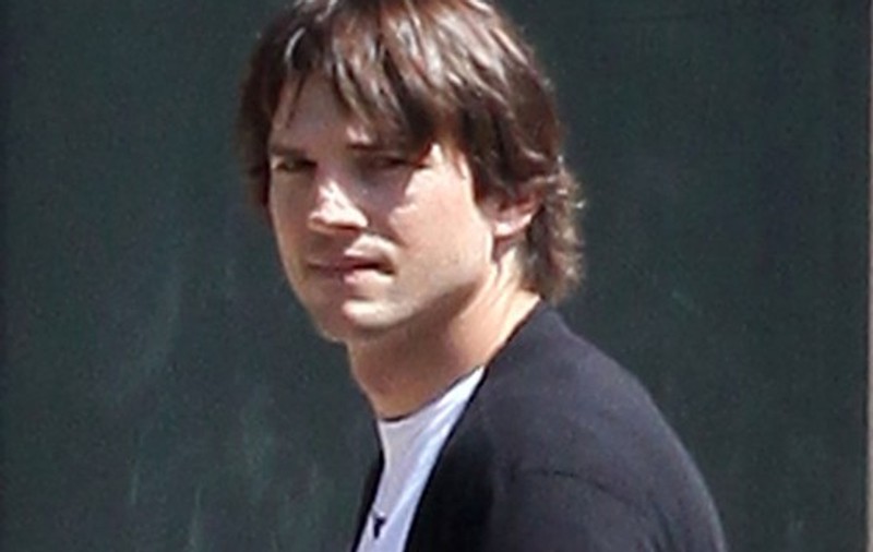 Ashton Kutcher a vrut să se sinucidă! VEZI ce l-a ÎMPINS pe MARGINEA PRĂPASTIEI pe actorul care are acum TOTUL!