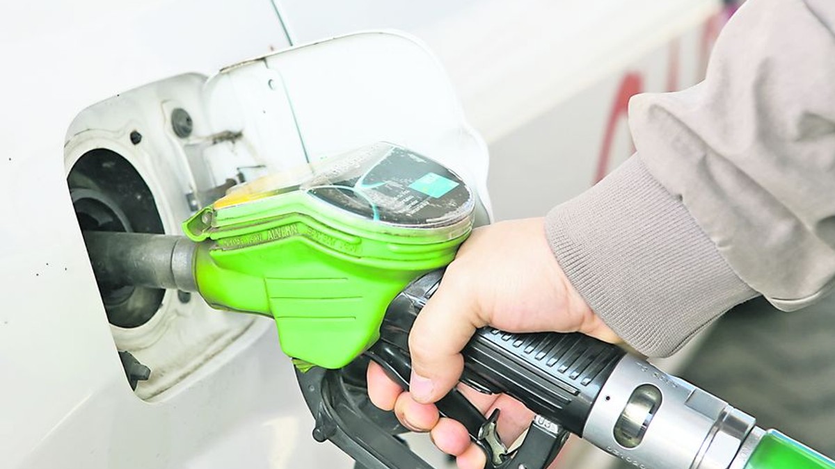 Românii își pot lua adio de la benzina sub 5 lei, din septembrie. După majorarea accizei la carburanți vor crește prețurile produselor din magazine.