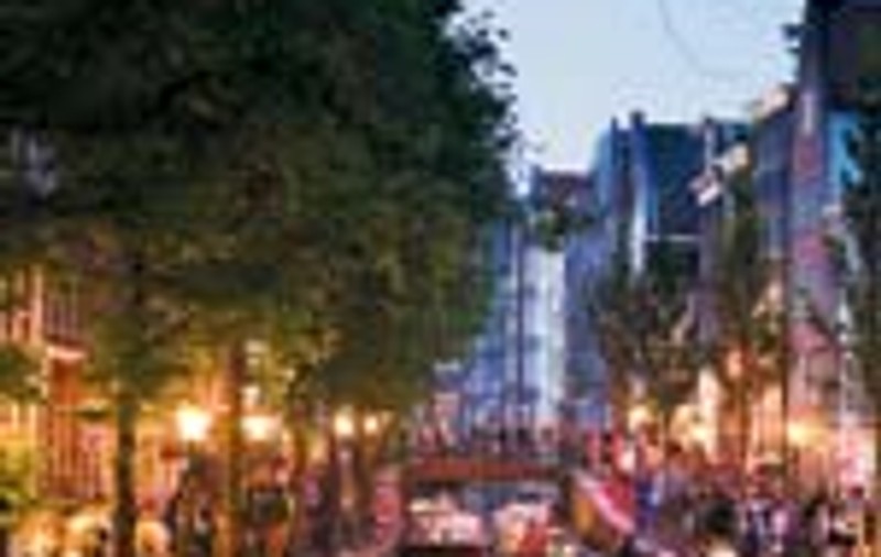 Si-a deschis  propria galerie de sticlarie  in Amsterdam