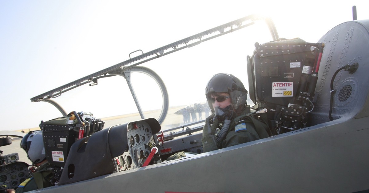 De joi este prima femeie-pilot din România instructor pe un avion cu reacție