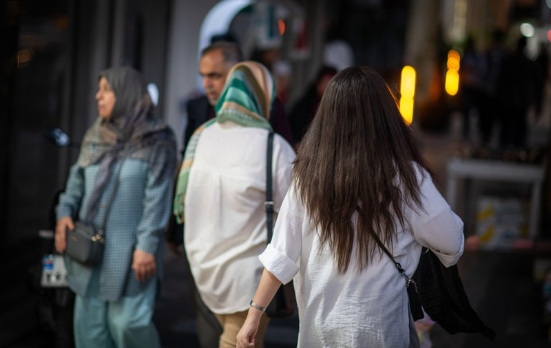 Femeile din Iran riscă 10 ani de închisoare dacă nu poartă hijab, potrivit unui proiect de lege