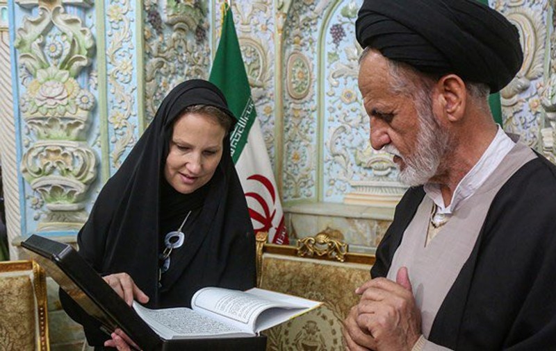 Revoltă în Elveția, după ce ambasadoarea la Teheran a apărut cu vălul islamic: „Legitimează acțiunile brutale ale regimului iranian”