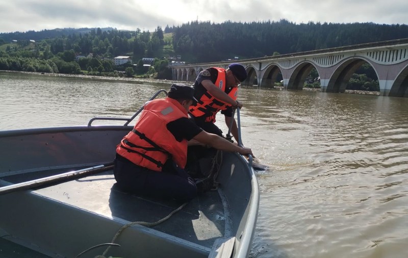 Sinistrații din Suceava, ridicați cu elicopterul din mijlocul viiturii. Codul roșu de inundații este în vigoare | VIDEO
