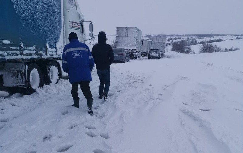 Ambuteiaj de 60 km. 600 de camioane și 1.000 de autoturisme, blocate de o zi pe o autostradă rusă, lângă granița cu Ucraina