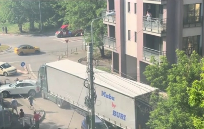 Un TIR scăpat de sub control a făcut prăpăd la Constanța: oamenii au vrut să-l linșeze pe șofer, poliția a dat cu spray lacrimogen