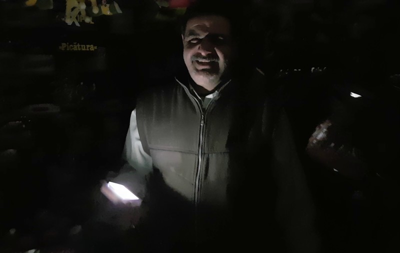 VIDEO/ Inventivitatea comercianţilor nu are limite! Ideea genială găsită de patronul unui magazin de la metrou, după ce Metrorex i-a tăiat curentul