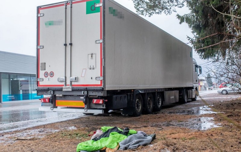 Șase afgani înghețați, găsiți în camionul condus de doi români, într-o parcare din Franța. Alți opt, în Germania
