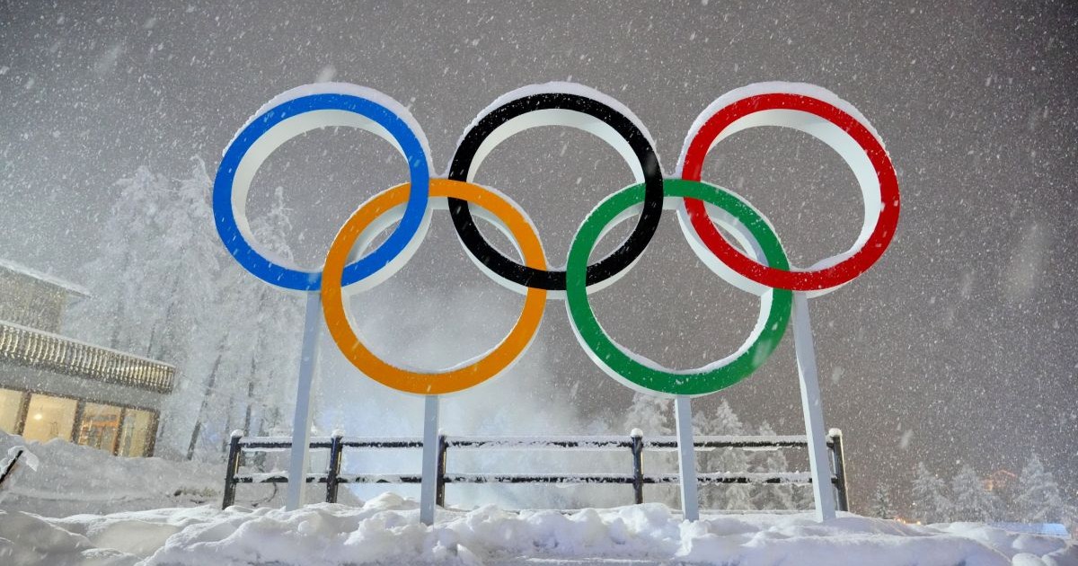 04 February 2026, Italy, Cortina D'ampezzo: A view of the illuminated Olympic rings at the Sliding Center, ahead of the Milan Cortina 2026 Winter Olympics. Photo: Michael Kappeler/dpa