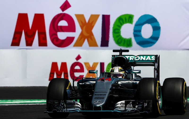 Lewis Hamilton a câştigat Marele Premiu de Formula 1 al Mexicului şi continuă să spere la titlu