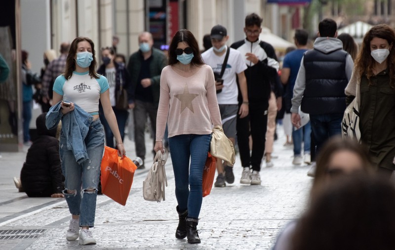 Americanii vaccinați anti-COVID cu ambele doze pot renunța la mască în aer liber, în anumite situații