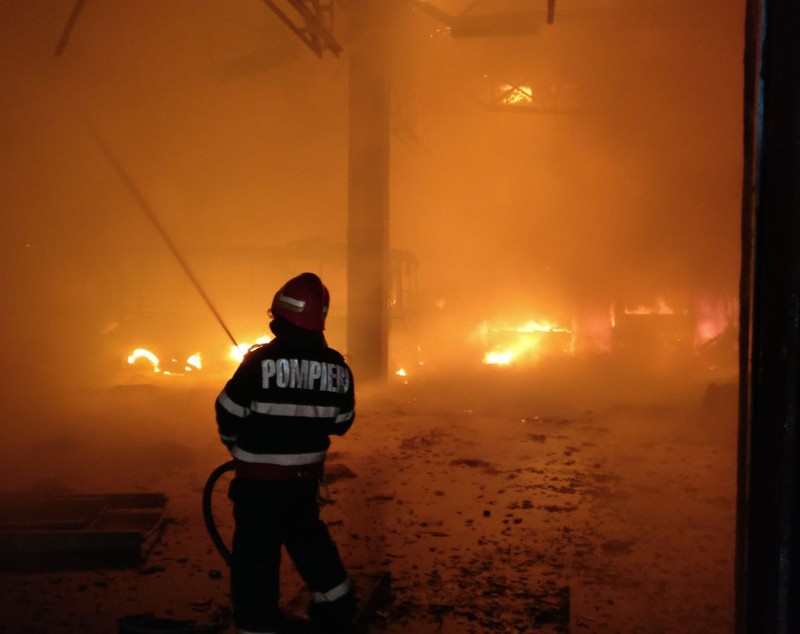 Incendiul violent la societatea de transport public din Tulcea a fost stins. „Pagubele sunt foarte mari” | FOTO&VIDEO