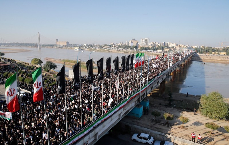 Sicriul cu trupul neînsufleţit al lui Qassem Soleimani a ajuns în Iran. Mii de oameni strigă „Moarte Americii!”