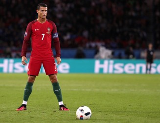 Stilul lui Cristiano Ronaldo de a executa loviturile libere este marcă înregistrată FOTO: EPA/ABEDIN TAHERKENAREH