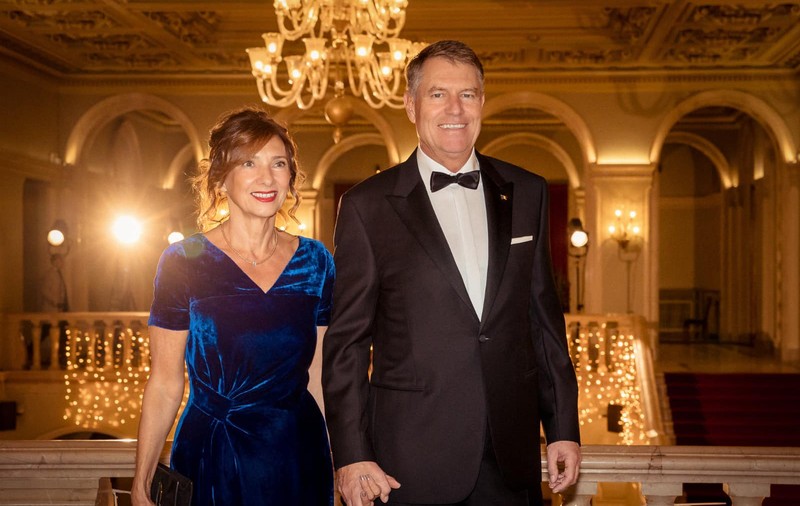 Klaus și Carmen Iohannis, invitați de onoare la Opera Națională. Președintele și soția sa au urmărit spectacolul „Traviata”
