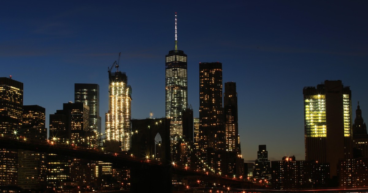 Mai multe clădiri din New York, cu luminile aprinse pe timp de nopate