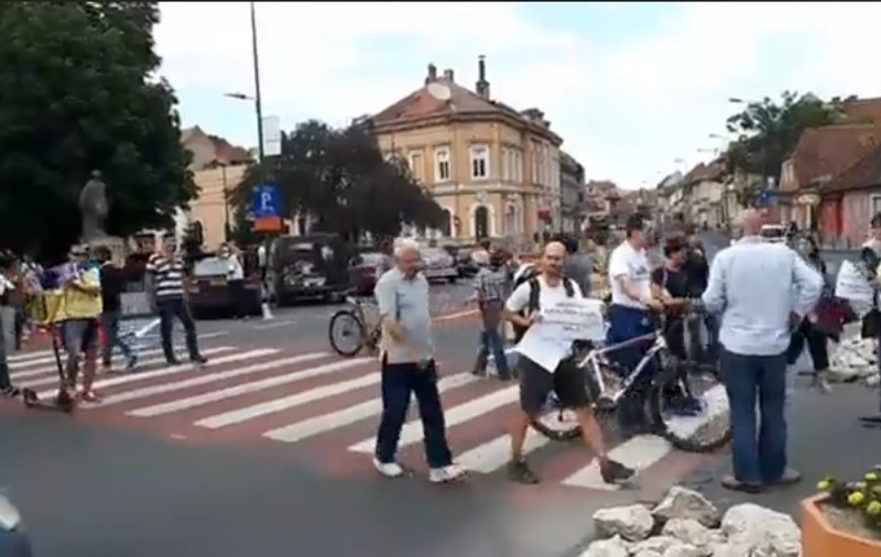 Protest în Brașov, după modificarea Codului Penal. Zeci de oameni au blocat circulația pe o stradă