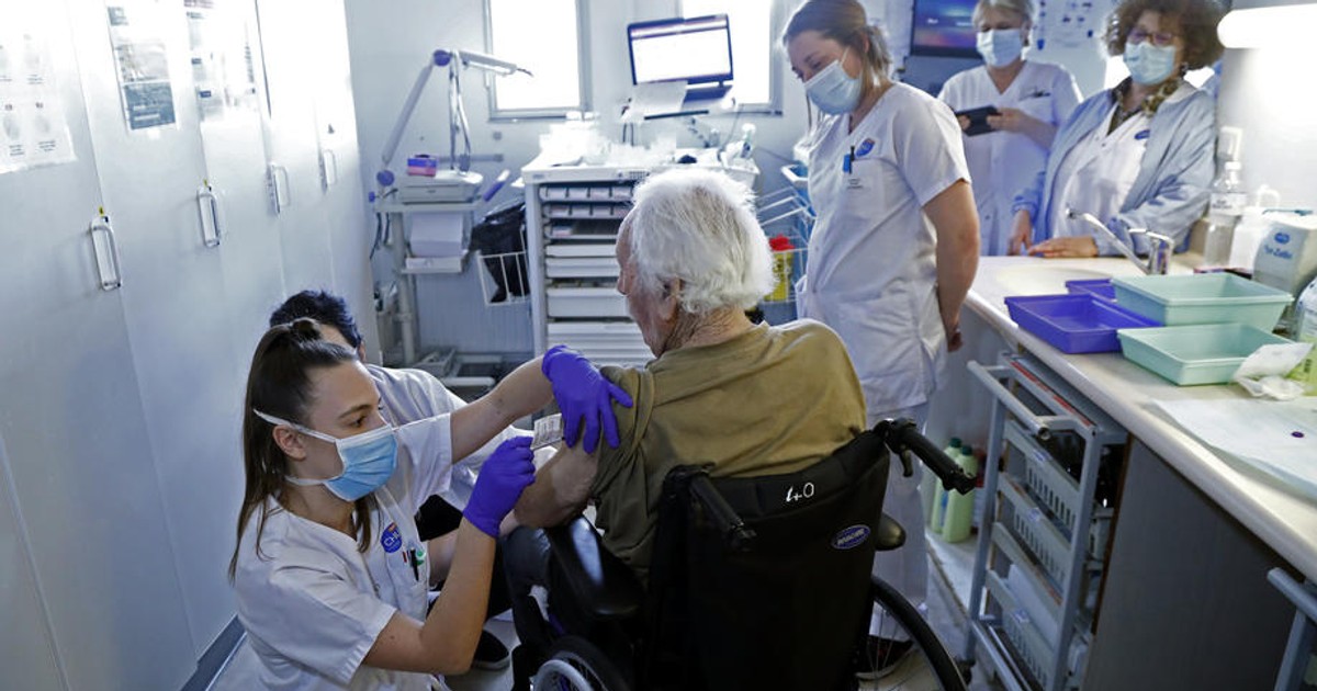 Vaccinul Pfizer/BioNTech pare să fie eficient împotriva unor mutații ale virusului foto: EPA