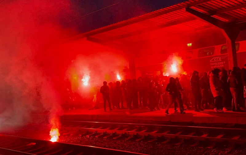 Ultrașii Petrolului au dat cu fumigene în Gara de Nord, înainte de meciul cu Rapid. FOTO