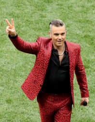 Robbie Williams, acuzat că ”și-a vândut sufletul dictatorului Putin”