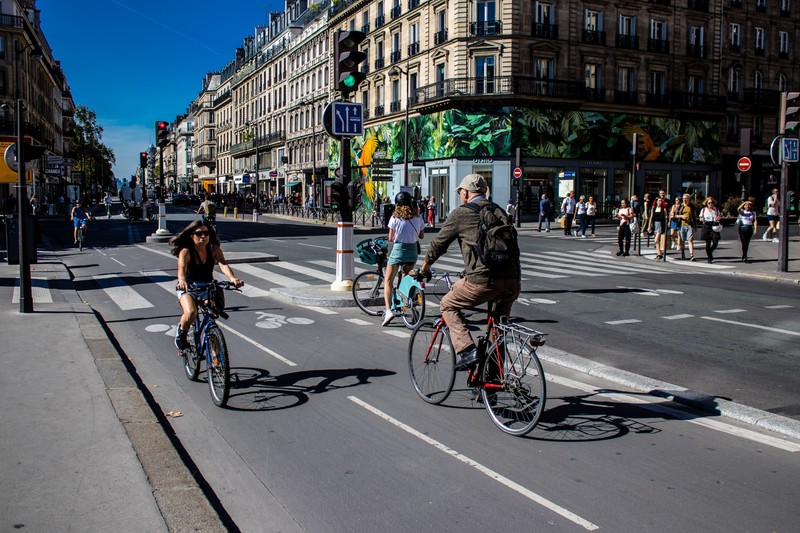 Bicicletele sunt utilizate pe scară largă de parizieni și turiști, multe piste de biciclete sunt disponibile în capitală pentru a promova acest mod de transport. Foto: 123rf