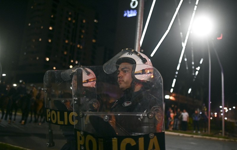 Susținătorii fostului președinte brazilian Bolsonaro au atacat sediile de poliție din capitală
