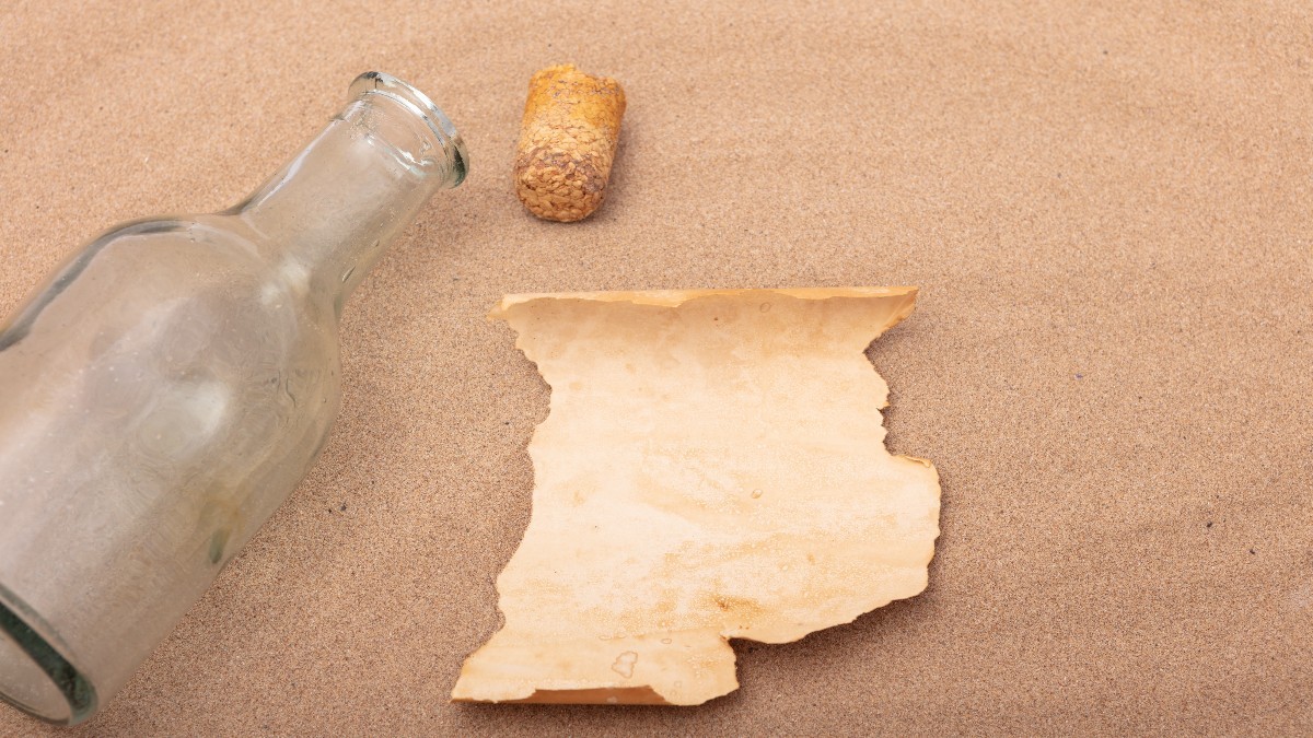 Un mesaj vechi de aproape 50 de ani, găsit într-o sticlă în Deșertul Vestic al Egiptului, a dezvăluit o legătură surprinzătoare cu Malta.Sursă foto Shutterstock