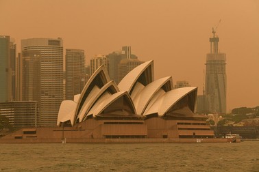 Sydney este acoperit de un fum dens, provenit de la cele mai mari incendii de vegetație din istoria Australiei