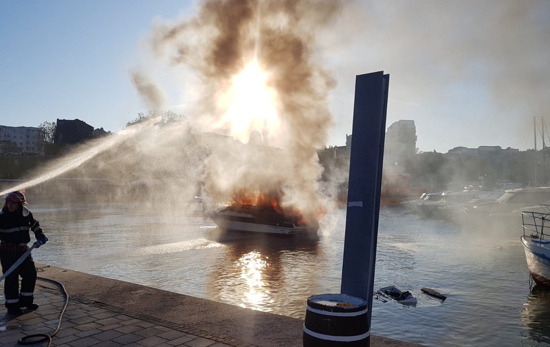 Explozie la bordul unui iaht ancorat în Portul Tomis din Constanța. Ambarcațiunea, cuprinsă de flăcări