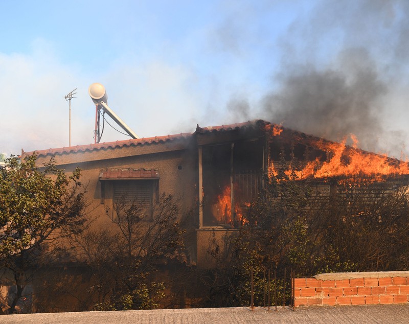 Incendiile din Grecia s-au extins din cauza vânturilor puternice. Patru localități au fost evacuate