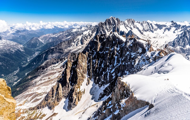 Cei patru alpinişti rămaşi blocaţi pe Mont Blanc din cauza vremii rele au fost găsiţi morți